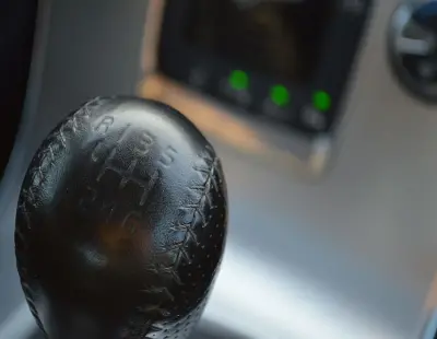 Problema multor soferi: „Nu intra in viteza decat cu motorul oprit”. Cum se rezolva?